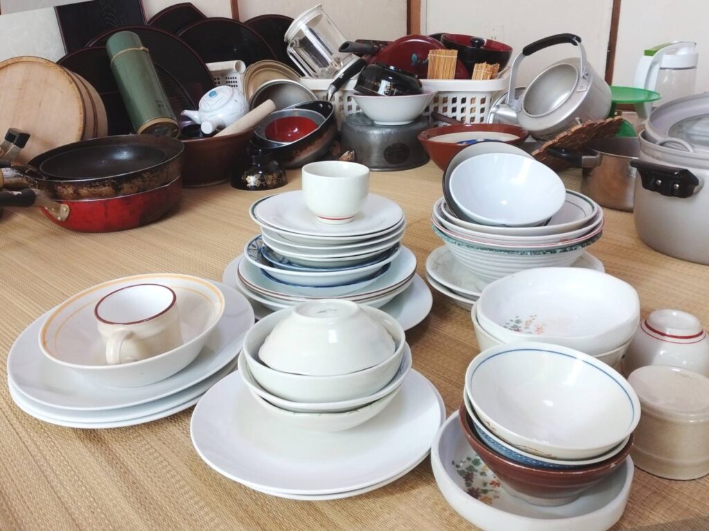 押し入れや食器棚から出てきた、たくさんの食器や鍋